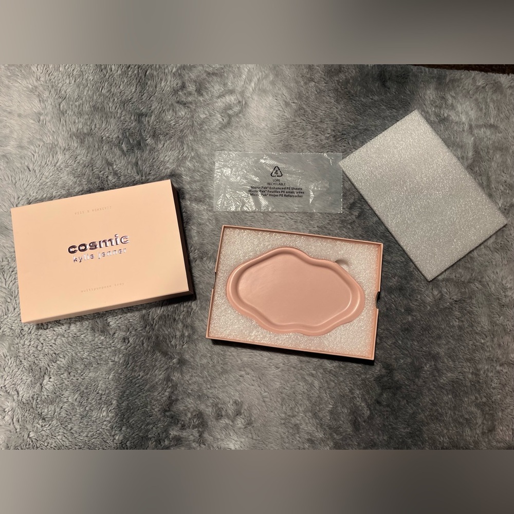 Kylie Jenner ‘Cosmic’ Bag and Tray - Picture 5 of 9